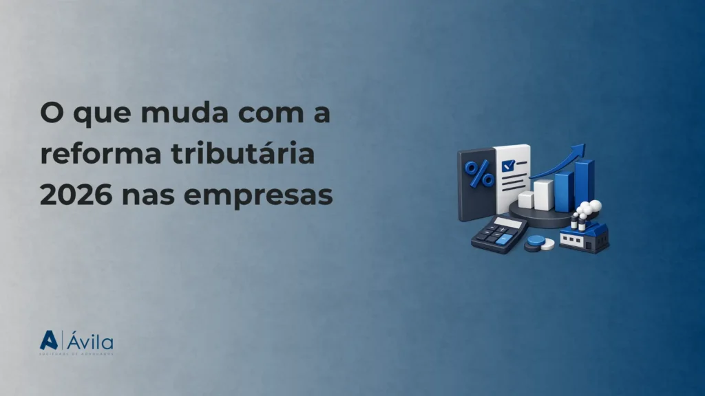 Imagem com texto “O que muda com a reforma tributária 2026 nas empresas” e ilustração de contabilidade com porcentagem, gráfico crescente, documentos e calculadora ao fundo, em fundo azul.